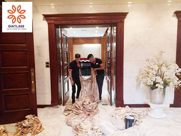 Nhân viên giặt rèm cửa